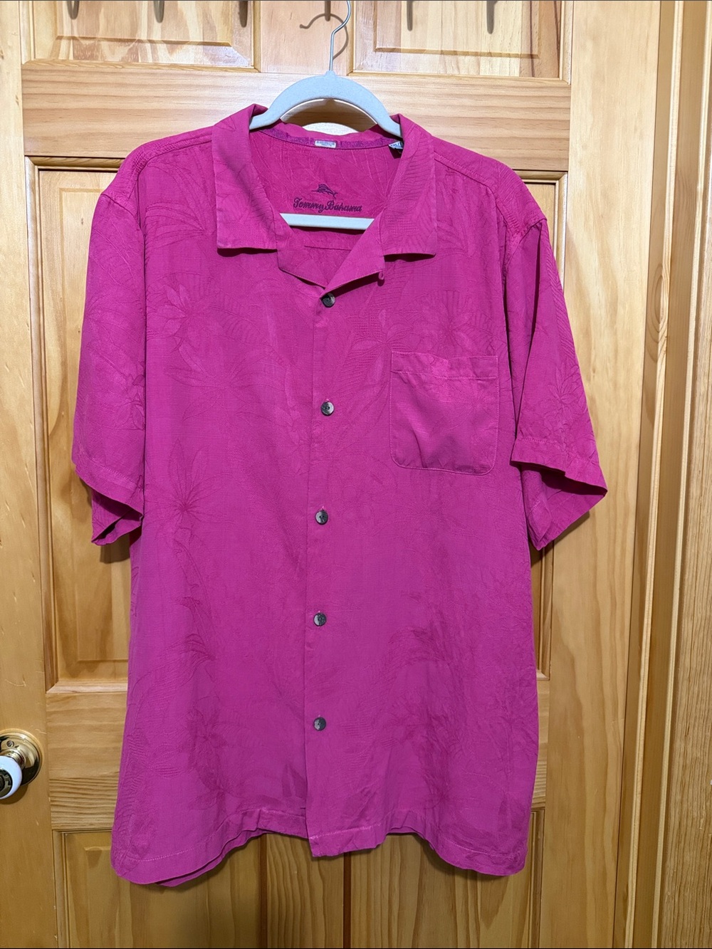 Tommy Bahama 100% Silk Men's Short-Sleeve Camp Hawaiian Shirt in Fuchsia, XXL.